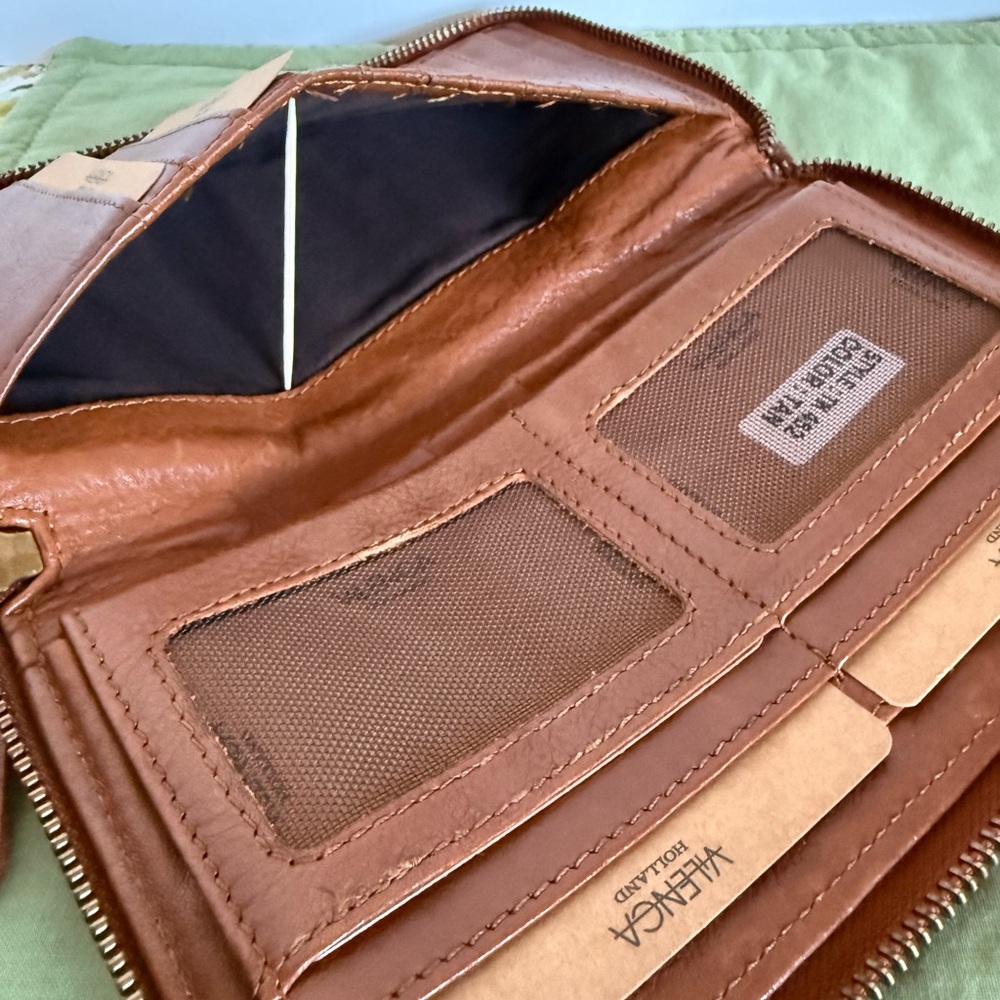 Elegant Tan Leather Wallet with Embossed Design - Picture 5 of 8